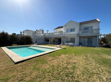 Casa · 198m² · 7 Ambientes · 2 Cocheras · Casa en Miraflores (Funes Hills)