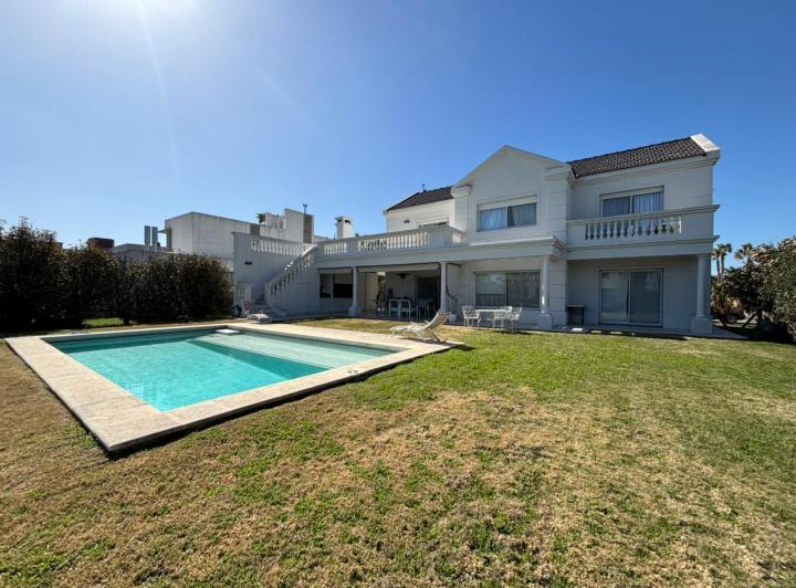 Casa · 198m² · 7 Ambientes · 2 Cocheras