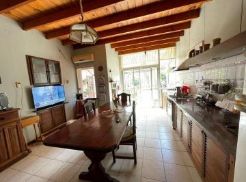 Casa · 170m² · 5 Ambientes · Casa en Venta - 4 Dorm. 2 Baños - 200 m² - Azul