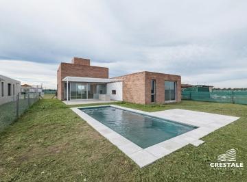 Casa · 191m² · 5 Ambientes · 2 Cocheras · Venta / Permuta - Casa 3 Dorm. con Pileta - Barrio Privado La Finca 1, Funes.