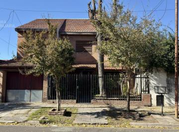 Casa · 220m² · 6 Ambientes · 2 Cocheras · Venta Casa 6 Ambientes Moron Doble Cochera Patio