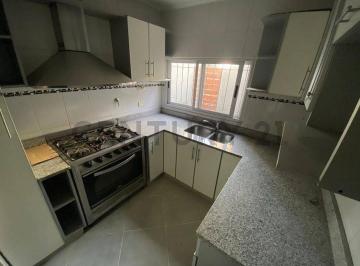 Casa · 112m² · 3 Ambientes · 2 Cocheras · Venta Casa 3 Ambientes con Dos Cocheras Cubierta y Terraza en Caseros Reciclada a Nueva