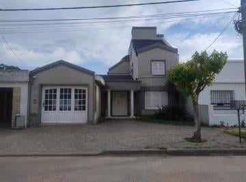 Casa · 200m² · 7 Ambientes · Casa en Venta - 4 Dorm. 3 Baños - Carmen de Areco