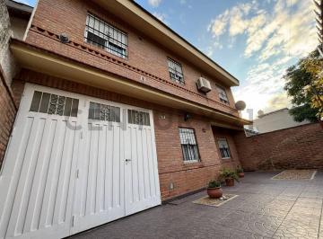 Casa · 166m² · 5 Ambientes · 1 Cochera · Venta Casa 5 Ambientes con Cochera Doble y Patio en Villa Udaondo