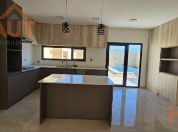 Casa · 168m² · 3 Dormitorios · 2 Cocheras · Casa Gerencial a Estrenar 3 Dorm. con Pileta