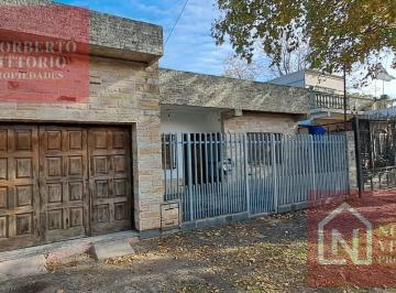 Casa · 300m² · 3 Ambientes · 3 Cocheras · Alquiler Casa en Castelar Sur
