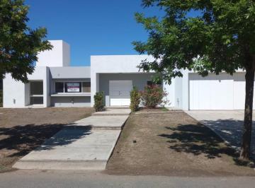 Casa · 310m² · 3 Dormitorios · 2 Cocheras · Casa en Fincas del Sur 2