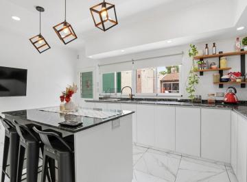 Casa · 130m² · 4 Ambientes · 1 Cochera · Venta Casa en Lomas de Zamora, 4 Amb. Patio/coch.