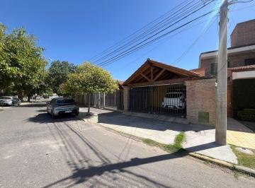 Casa · 174m² · 7 Ambientes · 1 Cochera · Casa en Barrio Residencial, Inmejorable Zona.