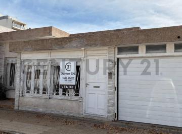 Casa · 225m² · 6 Ambientes · 2 Cocheras · Venta de Una Amplia Casa con Piscina y 3 Dorm. en Excelente Ubicación.