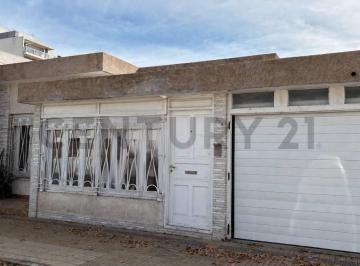 Casa · 225m² · 6 Ambientes · 2 Cocheras · Venta de Una Amplia Casa con Piscina y 3 Dorm. en Excelente Ubicación.