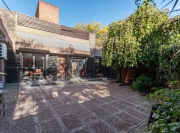 Casa · 280m² · 5 Ambientes · 1 Cochera · Exclusiva Casa con Terraza, Quincho y Amplios Espacios Exteriores