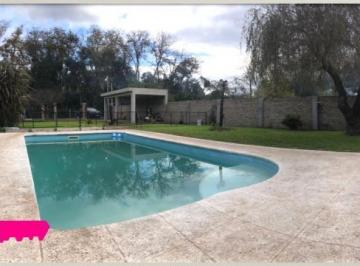 Quinta vacacional · 65m² · 2 Ambientes · 2 Cocheras · Casa Quinta en Venta con Pileta