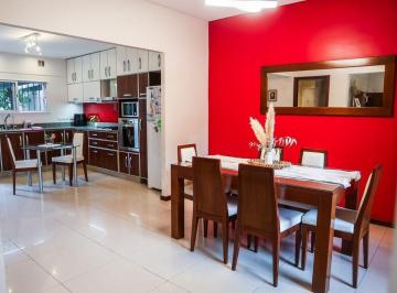 Casa · 178m² · 6 Ambientes · 1 Cochera · Venta Casa en Olivos 6 Ambientes con Jardín