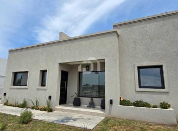 Casa · 150m² · 4 Ambientes · 2 Cocheras · Casa en Venta en Santa Elisa, Pilar del Este, Pilar