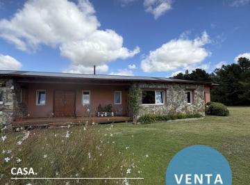 Casa · 210m² · 4 Ambientes · Casa Patagónica a La Venta, Ubicada en Excelente Entorno con un Terreno de 6750 m Totales.