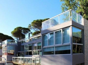 Hotel · 100m² · 21 Ambientes · Hotel en Venta - 20 Dorm. 21 Baños - 138 m² - Carilo