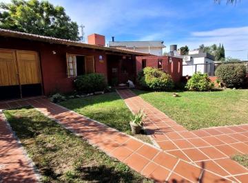 Casa · 120m² · 4 Ambientes · 2 Cocheras · Casa en Villa Allende