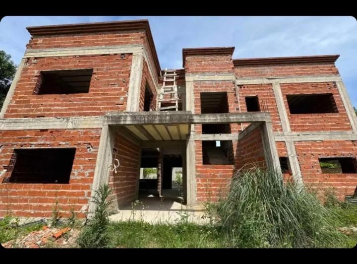 Casa · 310m² · 8 Ambientes · 2 Cocheras