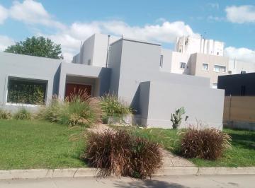 Casa · 200m² · 5 Ambientes · 2 Cocheras · Casa en Venta en Valle Escondido