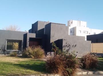 Casa · 200m² · 5 Ambientes · 2 Cocheras · Casa en Venta en Valle Escondido