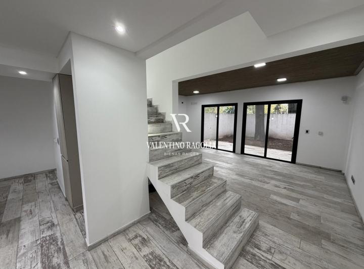 Casa · 220m² · 4 Ambientes · 2 Cocheras
