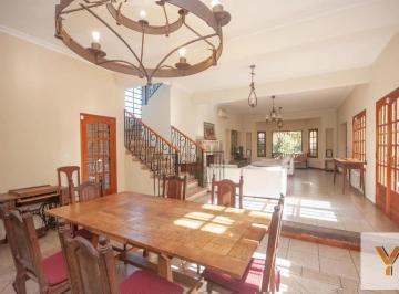 Casa · 326m² · 5 Ambientes · 1 Cochera · Casa en Venta - 4 Dorm. 5 Baños - Cocheras - 3.046 m² - City Bell