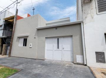 Casa · 79m² · 3 Ambientes · 1 Cochera · Venta de Casa Refaccionada en Fomento 9 de Julio