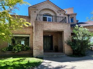 Casa · 327m² · 6 Ambientes · 2 Cocheras · Casa a La Venta en Barrio Privado Pueyrredón