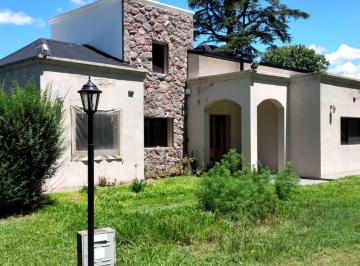 Casa · 240m² · 16 Ambientes · 2 Cocheras · Alta Gracia - Apto Credito ¡Hermosa Casa en Bo Cerrado!