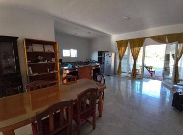 Casa · 173m² · 4 Ambientes · 2 Cocheras · Casa de Categoria C/pileta. Loteo Semi Priv. Pocito