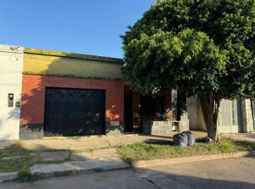 Casa · 70m² · 4 Ambientes · 1 Cochera · Venta Casa Temperley. Lote