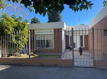 Casa · 179m² · 6 Ambientes · 1 Cochera · Venta Casa con Pileta Apto Credito Lomas de Zamora