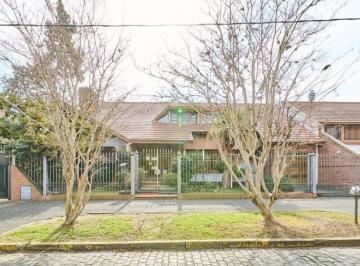 Casa · 437m² · 5 Ambientes · 2 Cocheras · Venta Casa 5 Ambientes Pileta Jardin Quincho Banf