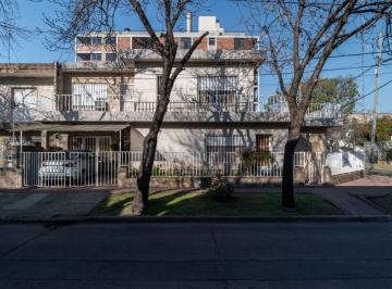 Casa · 207m² · 4 Ambientes · 1 Cochera · Venta - Casa 3 Dormis - Cochera B. Arroyito