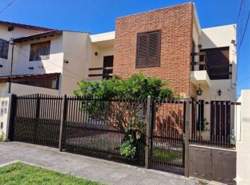 Casa · 222m² · 5 Ambientes · 1 Cochera · 2 Casas en un Mismo Lote - Ideal Vivir y Alquilar!