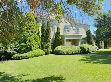 Casa · 239m² · 9 Ambientes · 3 Cocheras · Oportunidad Impecable Casa en Pilar Golf.