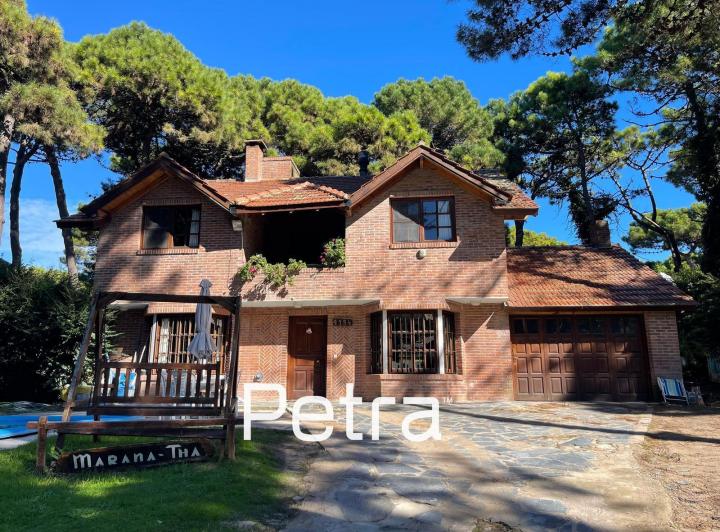 Casa · 243m² · 6 Ambientes · 3 Cocheras