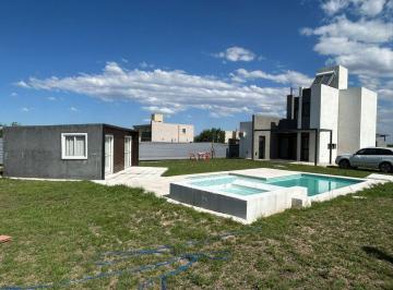 Casa · 240m² · 8 Ambientes · 1 Cochera · Venta Casa Barrio La Pampeana E53