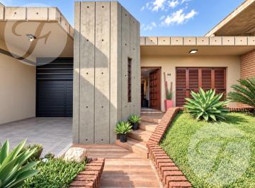 Casa · 189m² · 4 Ambientes · 2 Cocheras · Casa 4 Ambientes con Pileta, Parque y Doble Cochera en Isidro Casanova