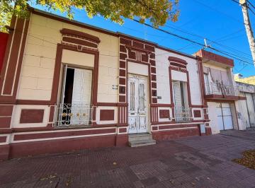 Casa · 352m² · 8 Ambientes · 1 Cochera · Casa en Barrio Italia