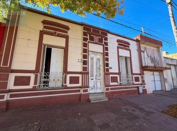 Casa · 352m² · 8 Ambientes · 1 Cochera · Casa en Barrio Italia