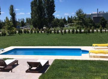 Casa · 152m² · 4 Ambientes · 2 Cocheras · Chacras de La Reserva. Oportunidad. Casa C/pileta.