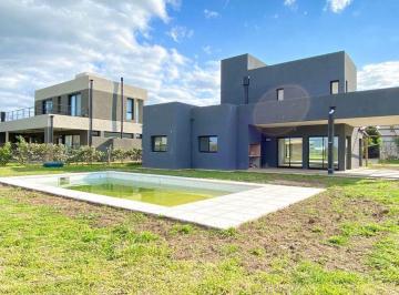 Casa · 130m² · 4 Ambientes · 2 Cocheras · Venta Casa a Estrenar Pileta Interno San Sebastian