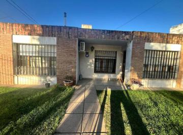 Casa · 145m² · 4 Ambientes · 1 Cochera · Venta Casa Esquina Sobre Cacheuta Comercial