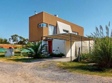 Casa · 160m² · 5 Ambientes · 1 Cochera · Casa en Venta La Plata en Barrio con Amenities