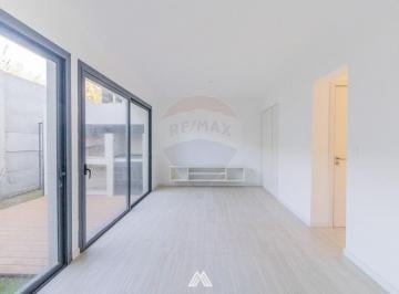 Casa · 77m² · 4 Ambientes · 1 Cochera · Renta - Venta de Casa en Carrasco de 2 Dorm.