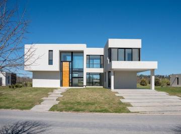 Casa · 300m² · 5 Ambientes · 2 Cocheras · Venta Casa 5 Amb Barrio Everlynks Lujan Permuta