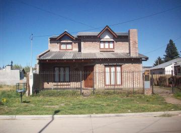 Casa · 256m² · 8 Ambientes · 1 Cochera · Casa - Esquel