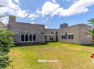 Casa · 134m² · 3 Ambientes · 2 Cocheras · Casa en Venta en Barrio Cañitas II